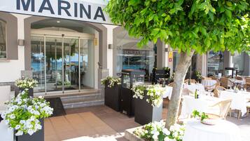 Se sirven desayunos y cocina mediterránea (con vistas a la playa)