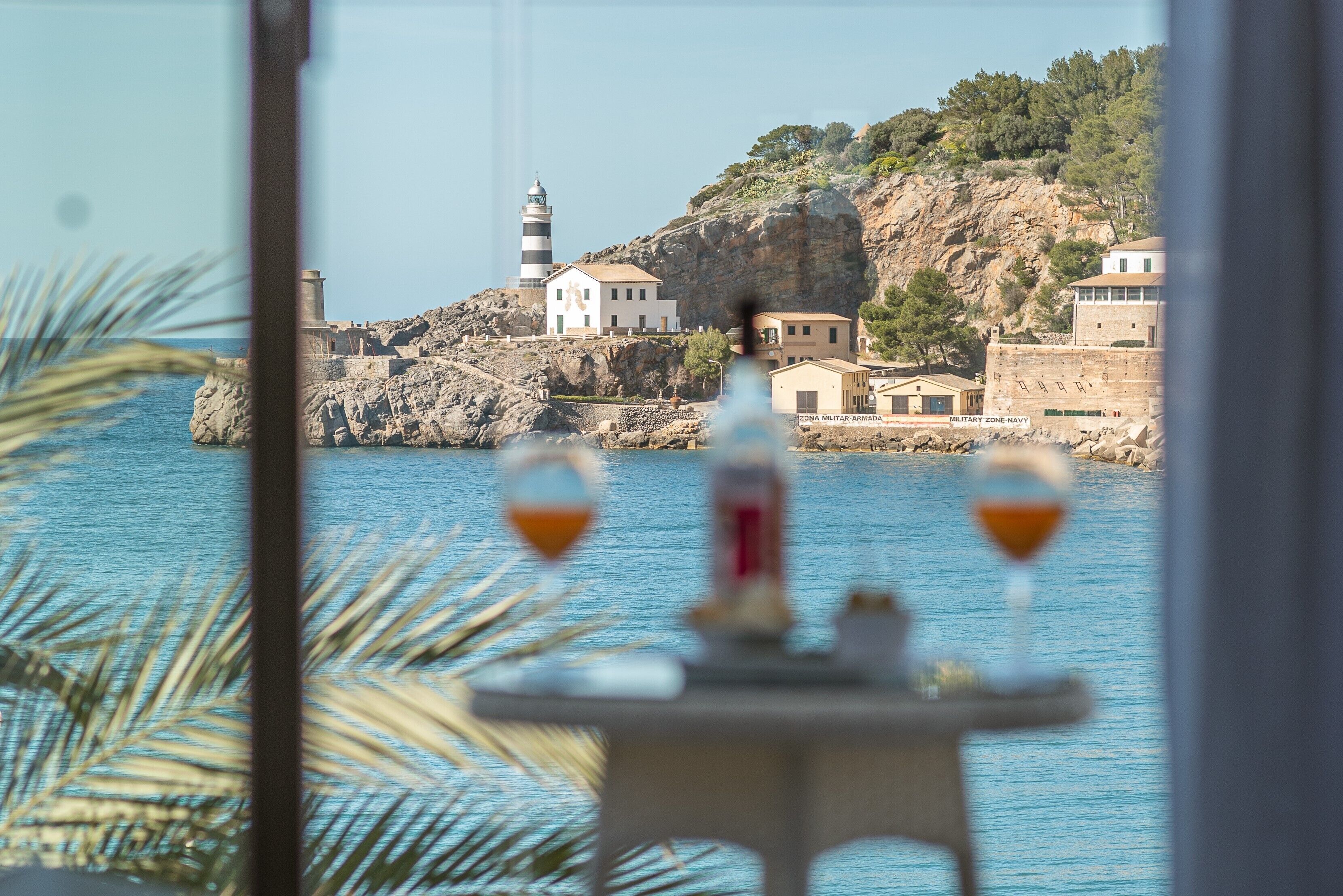 Tweepersoonskamer, balkon, uitzicht op zee | Een minibar, een bureau, een laptopwerkplek, verduisterende gordijnen