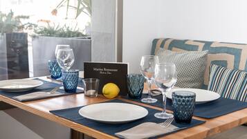 Une table dressée dans un restaurant, avec des assiettes, des verres et un menu.