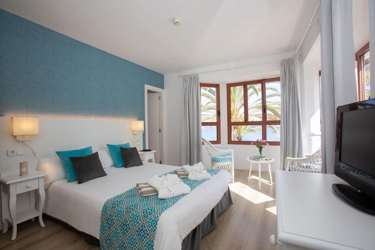 1 bedroom, minibar, desk, laptop workspace