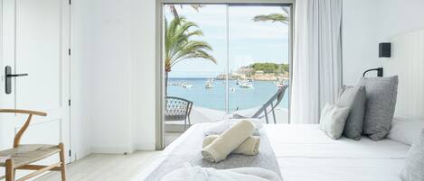 Minibar, desk, laptop workspace, blackout drapes