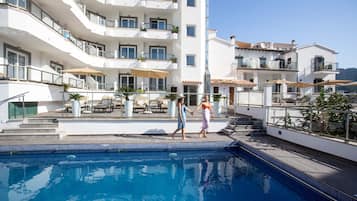 Utomhuspool, öppet 09.00 till 17.00, parasoller och solstolar