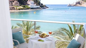 Chambre double, balcon, vue sur la mer | Repas à l’extérieur | Déjeuner, dîner et souper servis sur place, vue sur la plage 