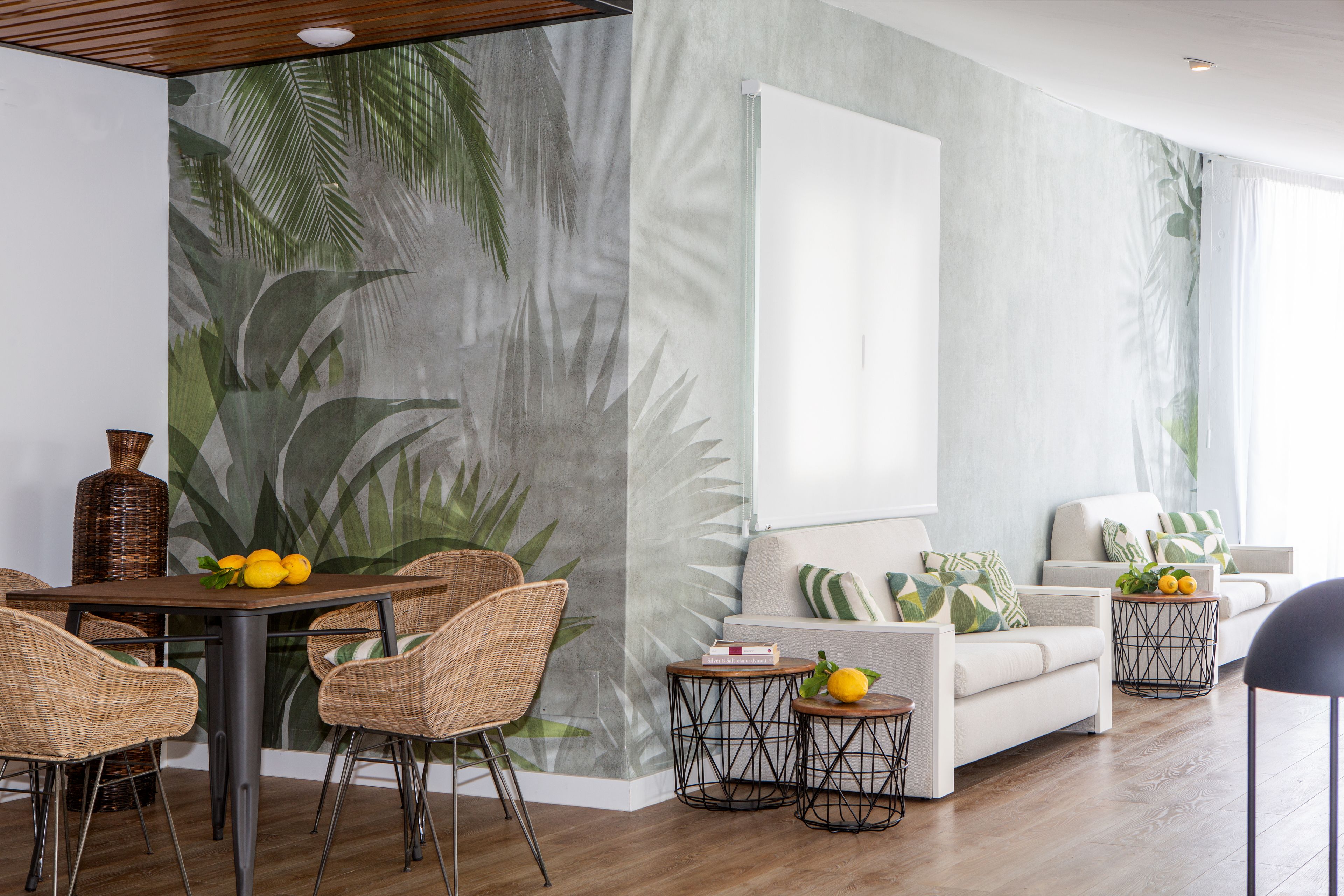 Een 27-inch flatscreentelevisie met satellietzenders en televisie