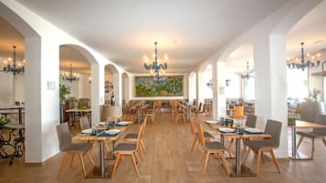 Ze serveren er ontbijt, lunch en diner