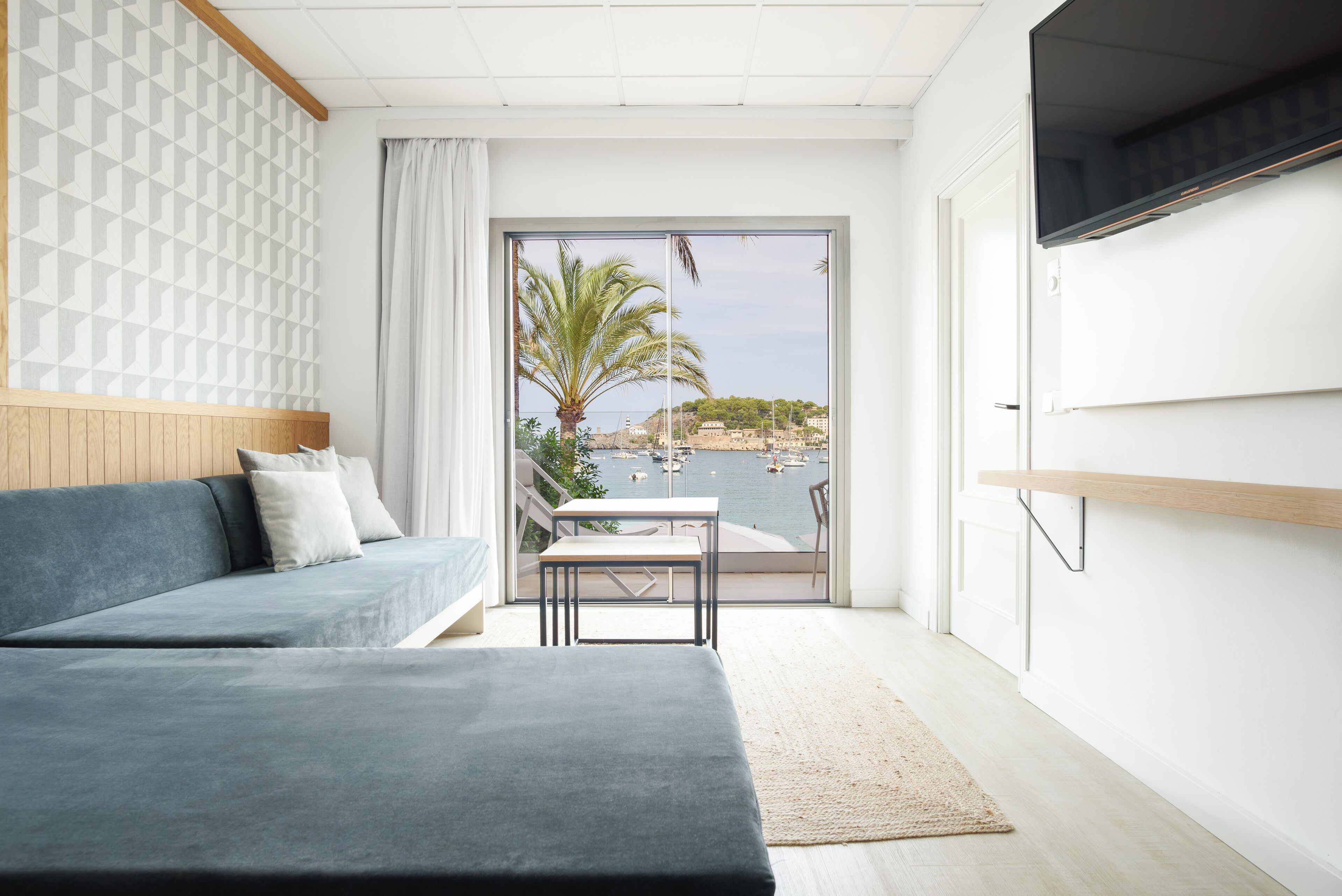 Minibar, skrivbord, arbetsyta för laptop och mörkläggningsgardiner