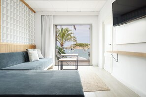 Minibar, desk, laptop workspace, blackout drapes - Hotel Marina Soller & Wellness Spa (Sóller)