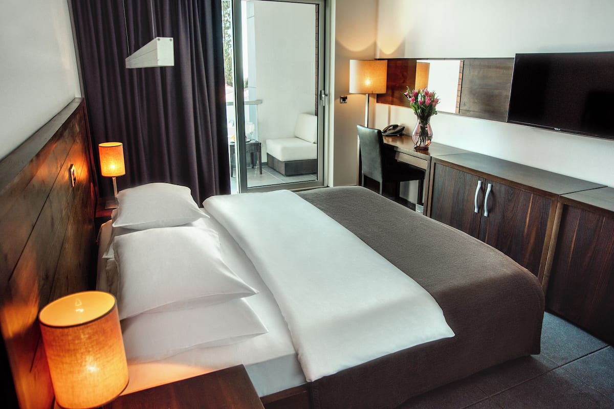 standard double or twin room, balcony | extra beds