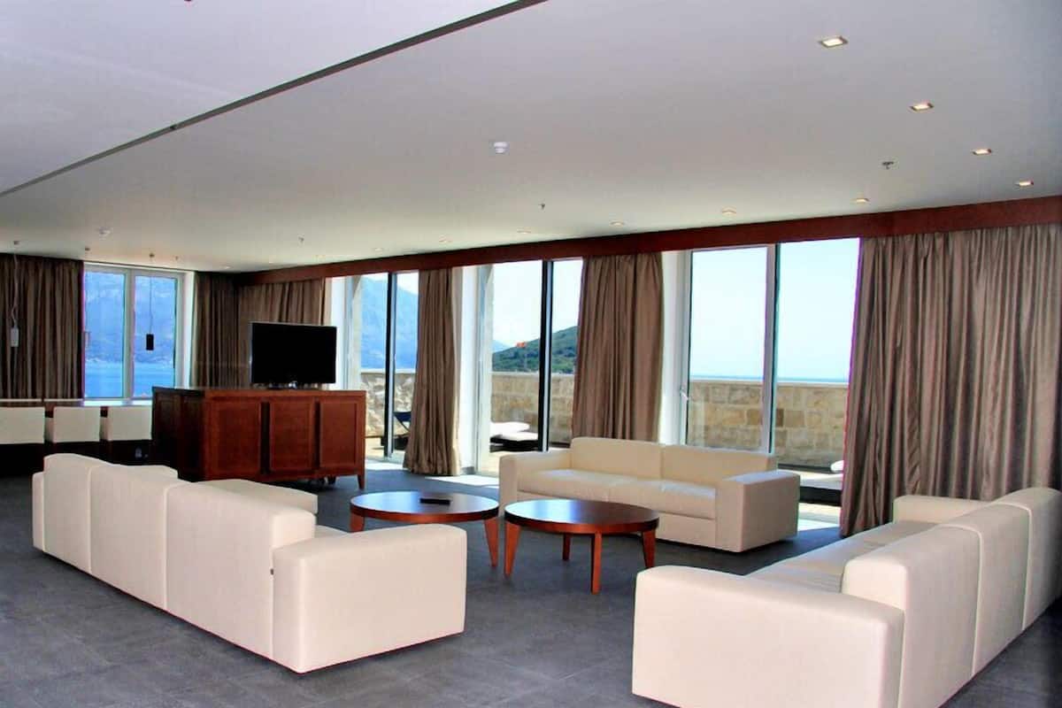 Grand Penthouse, 2 Bedrooms, Balcony, Sea View | Living area