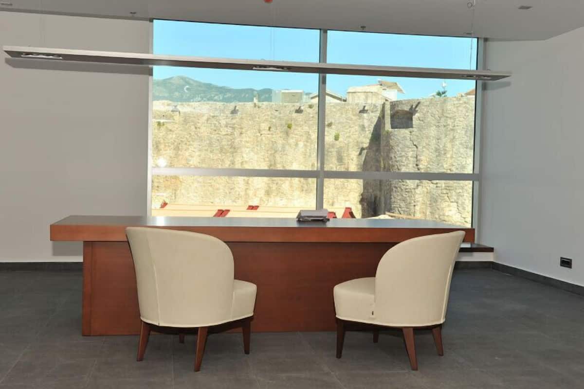 grand suite, 2 bedrooms, balcony, sea view | living area