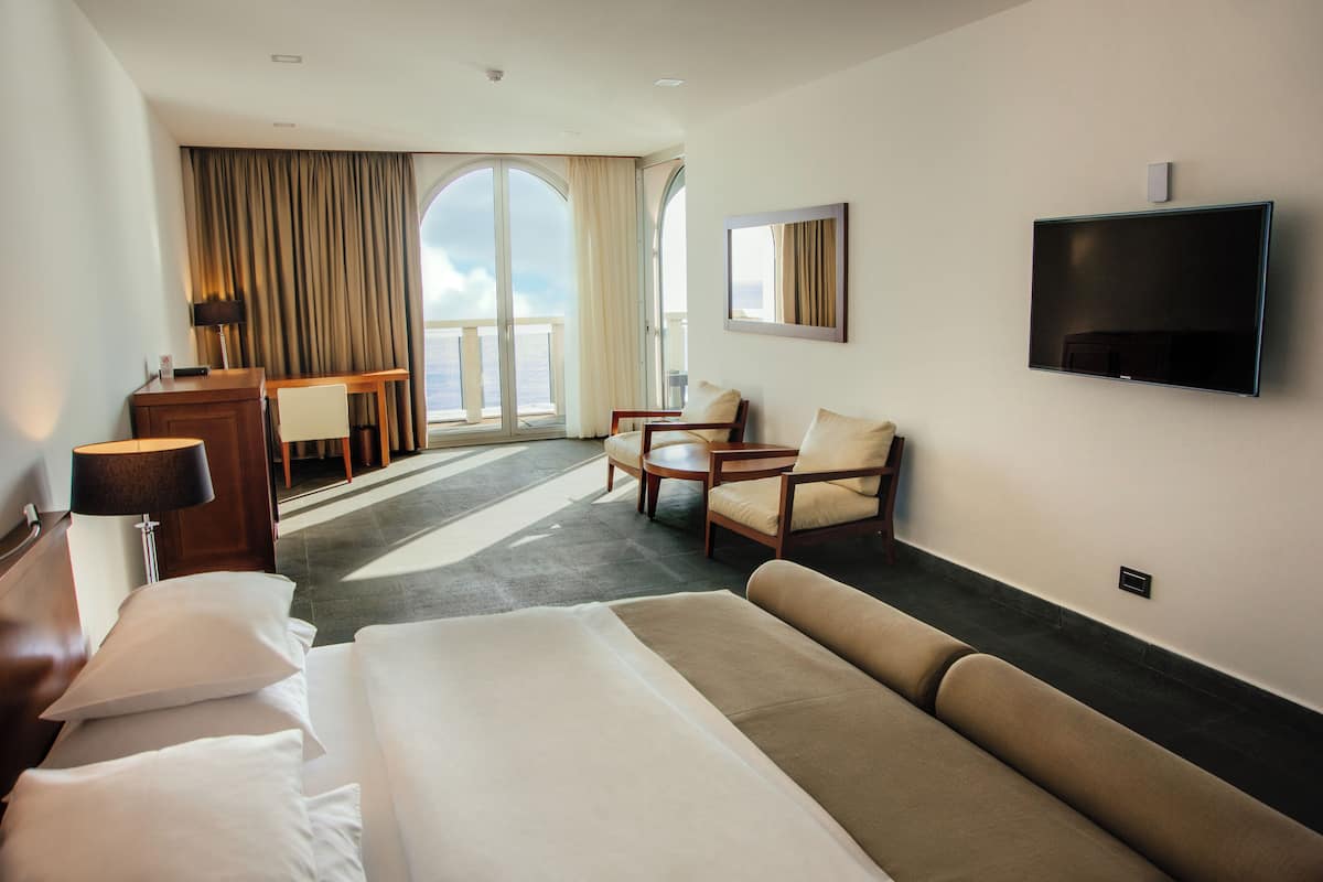 Luxury Suite, Balcony, Sea View | Living area
