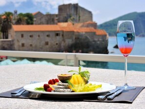 Free daily buffet breakfast  - Avala Resort & Villas (Budva)