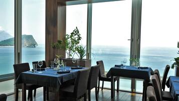 2 restaurants; breakfast, lunch, dinner and brunch served