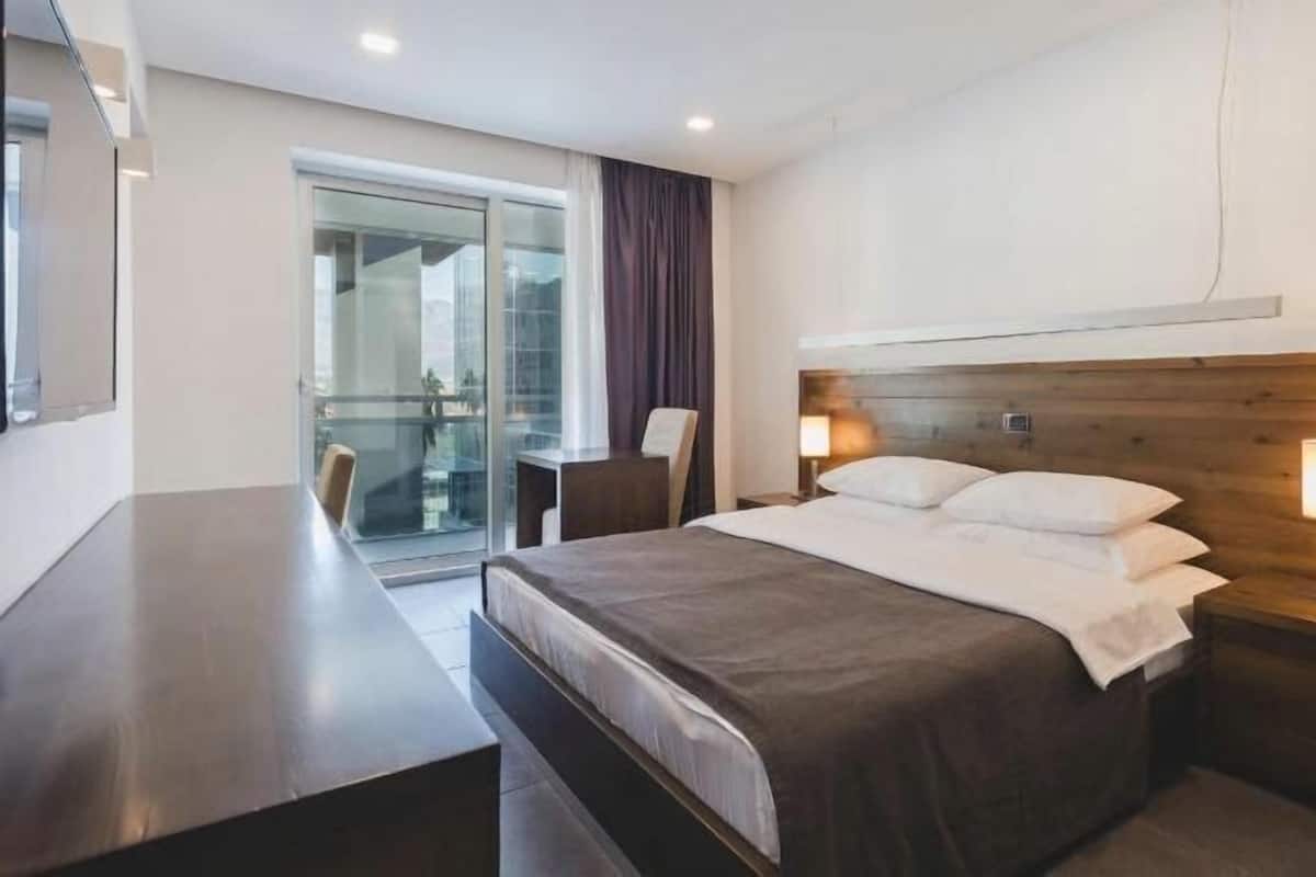 Roupas de cama premium, frigobar, cofres nos quartos, escrivaninha