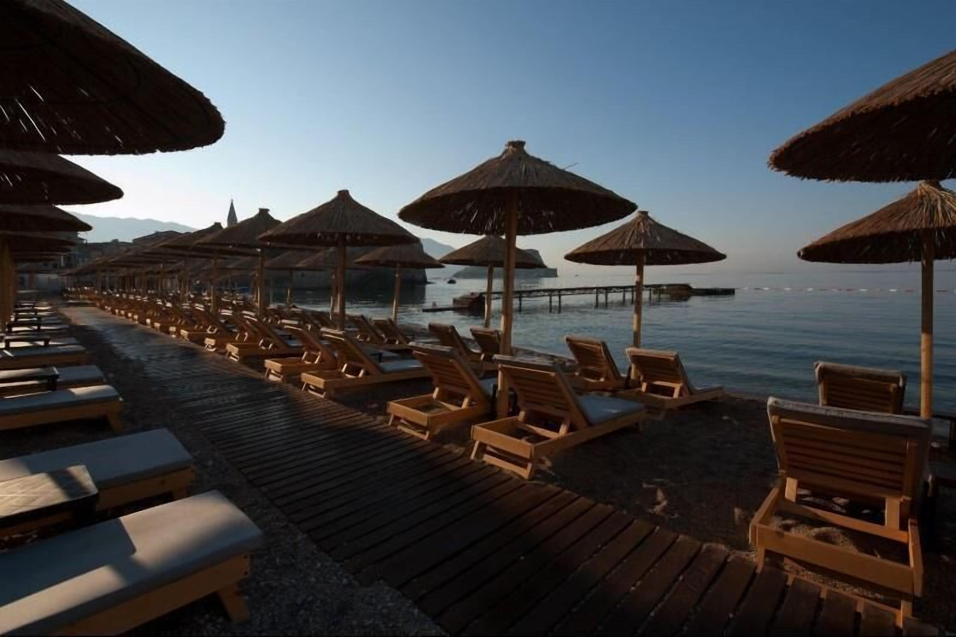 Plage privée, chaises longues, parasols, serviettes de plage