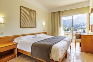 Bàn, màn/rèm cản sáng, truy cập Internet không dây miễn phí 