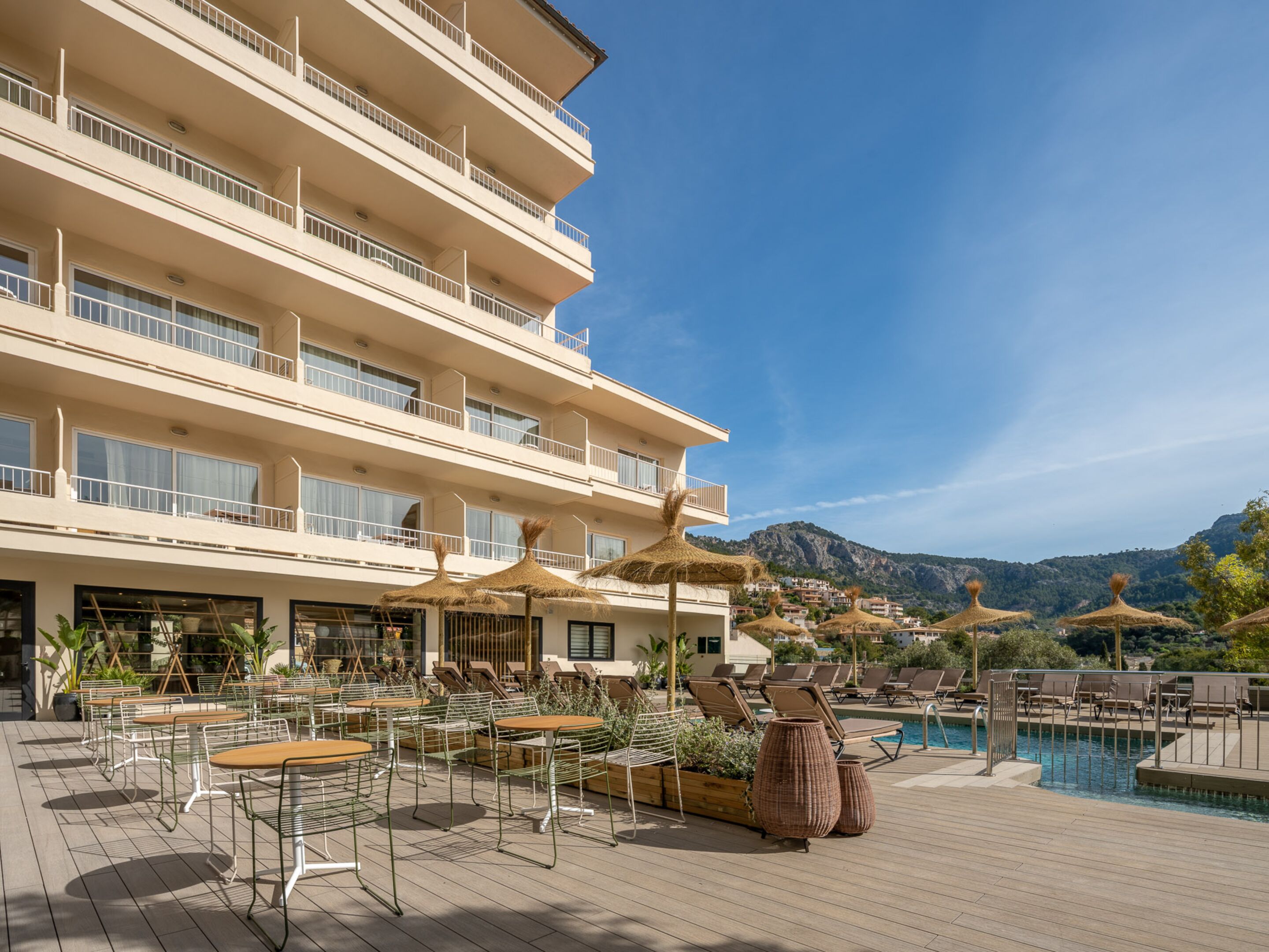 Un complexe hôtelier doté de nombreux balcons, d’un espace extérieur aménagé et d’une piscine.