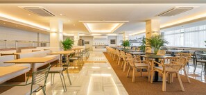 Bữa sáng buffet hàng ngày với phụ phí nhỏ 