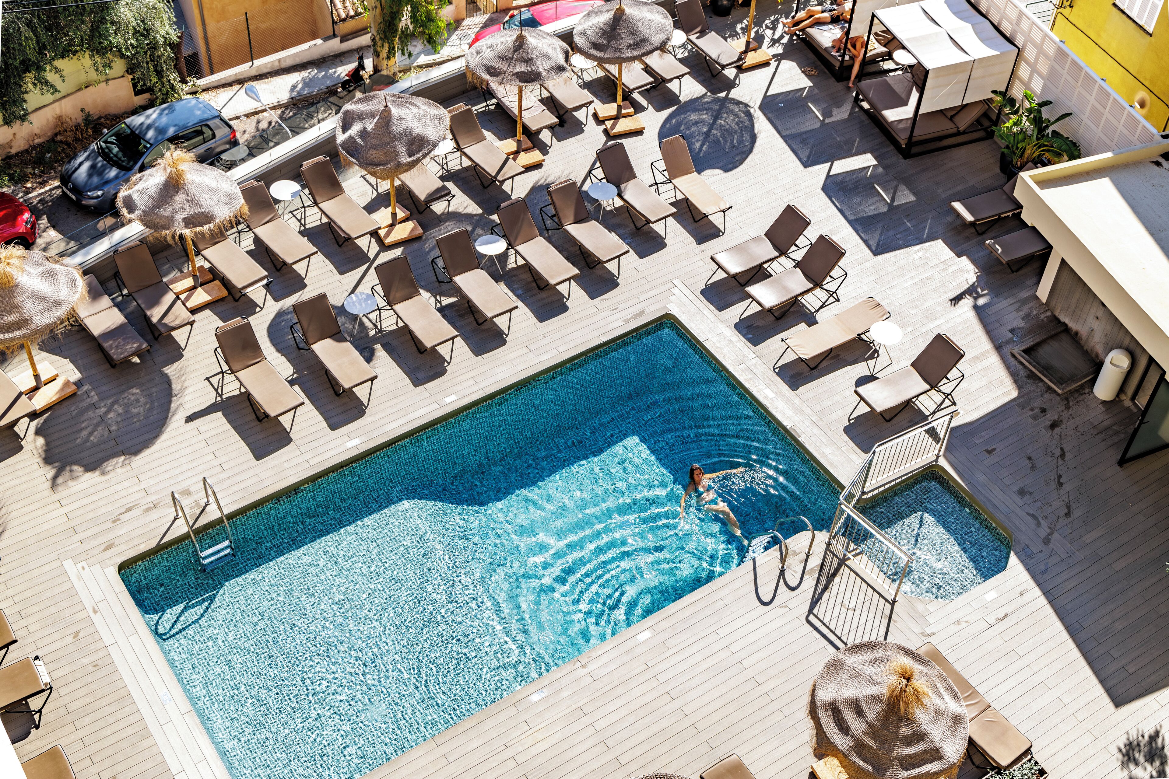 Desk, blackout curtains, free WiFi, bed sheets