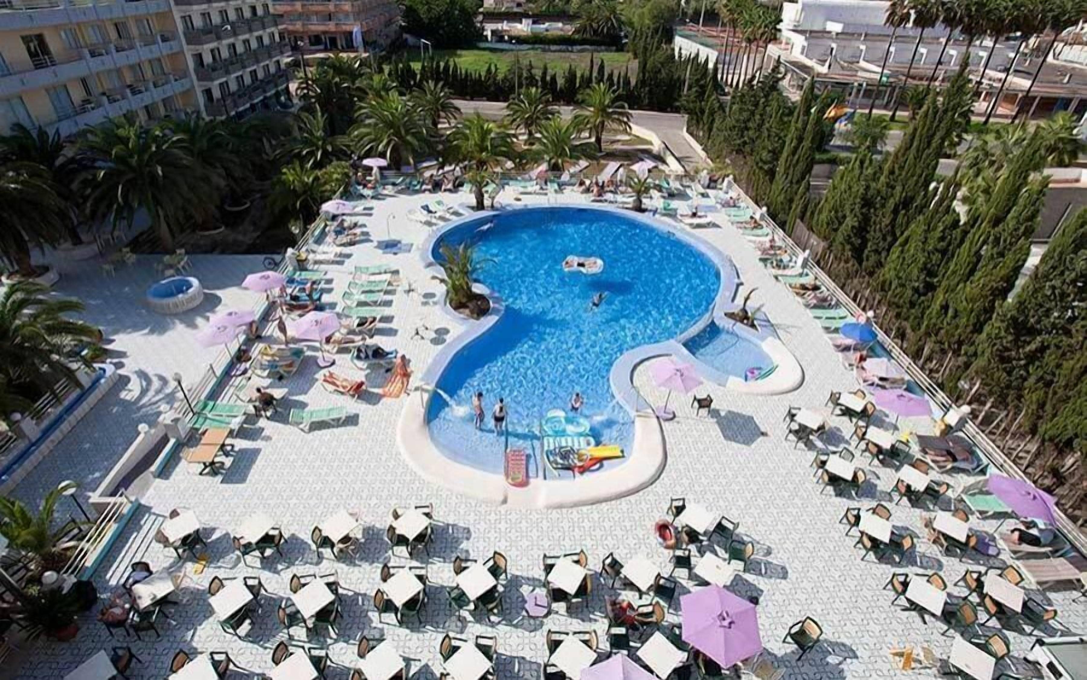 Piscina externa, guarda-sóis, espreguiçadeiras