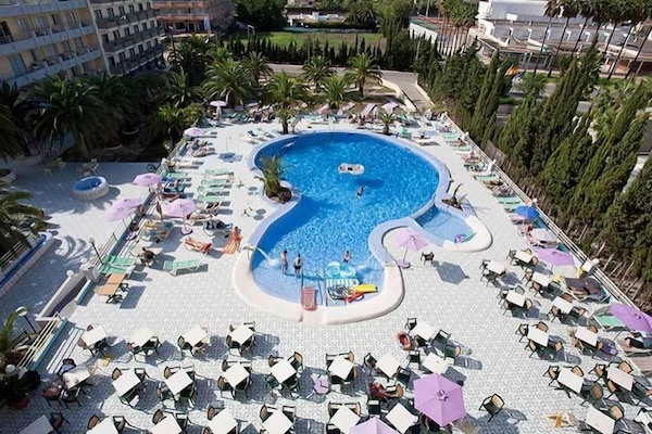 Outdoor pool, pool umbrellas, sun loungers