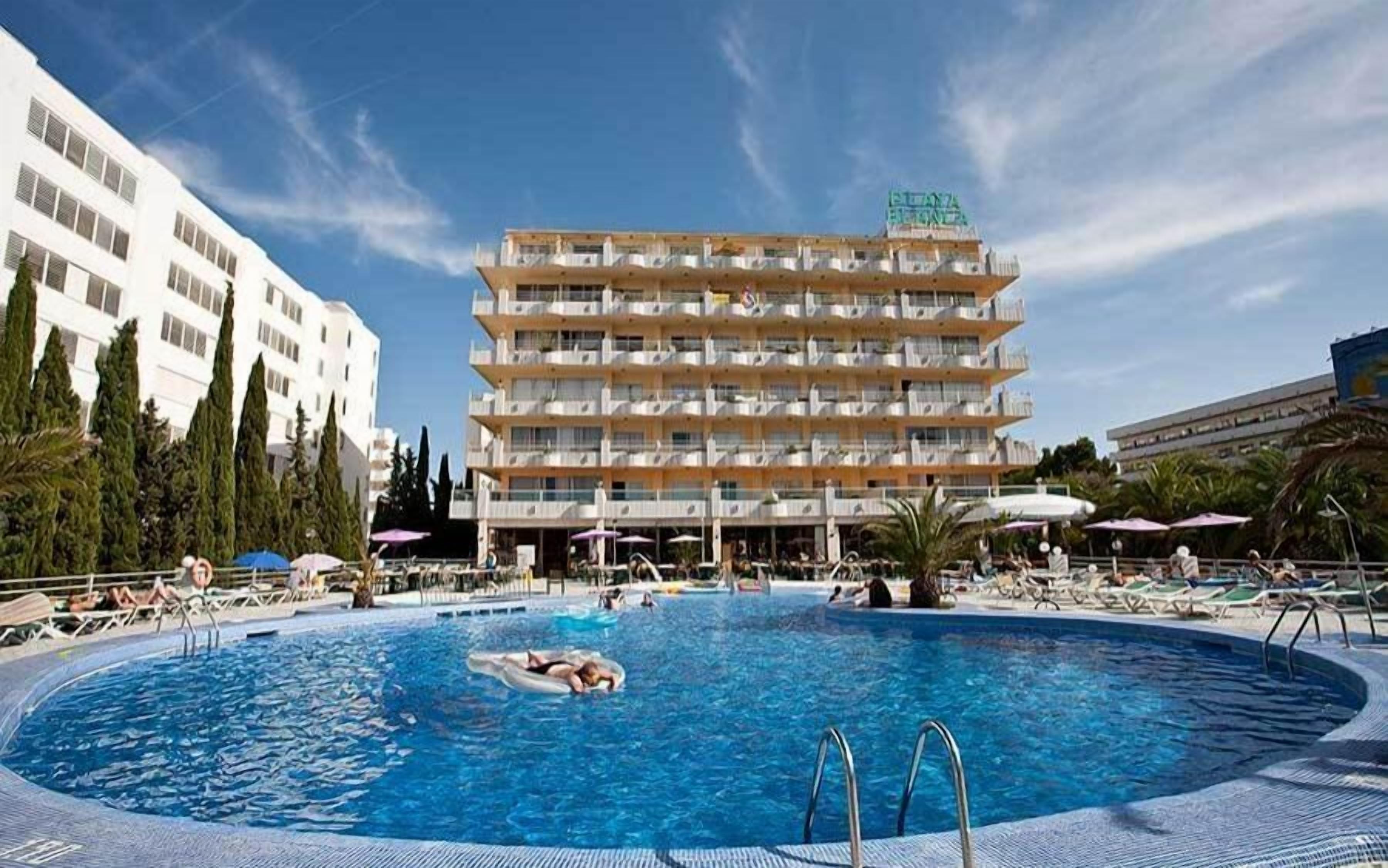 حمّام سباحة خارجي، مظلات على حمّام السباحة، مقاعد للتشمس