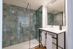 Superior tweepersoonskamer, balkon (BRUNCH UNLIMITED) | Badkamer | Een douche, een haardroger, handdoeken, zeep