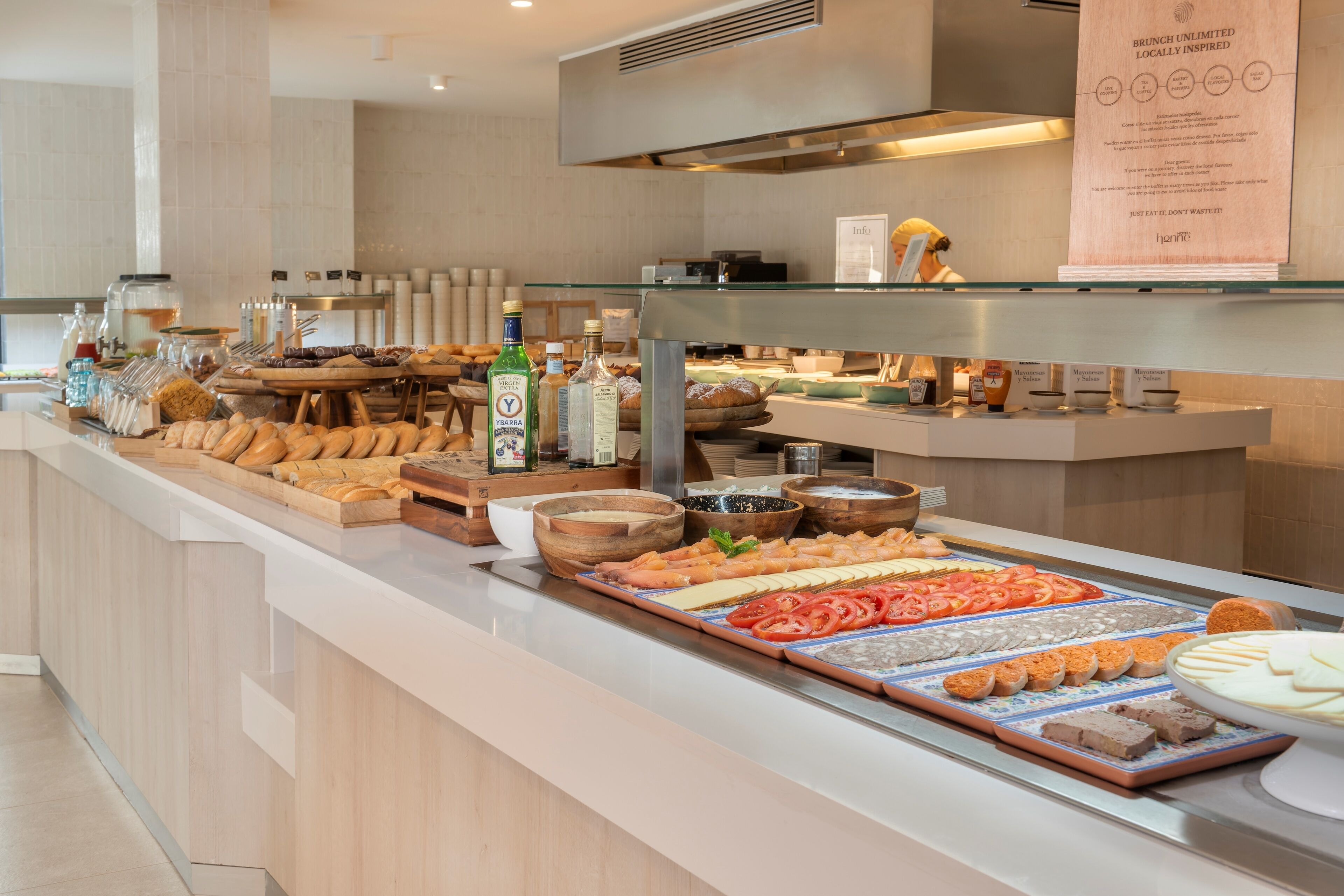 Un buffet proposant une variété d’aliments, notamment du pain, des fromages et des viandes.