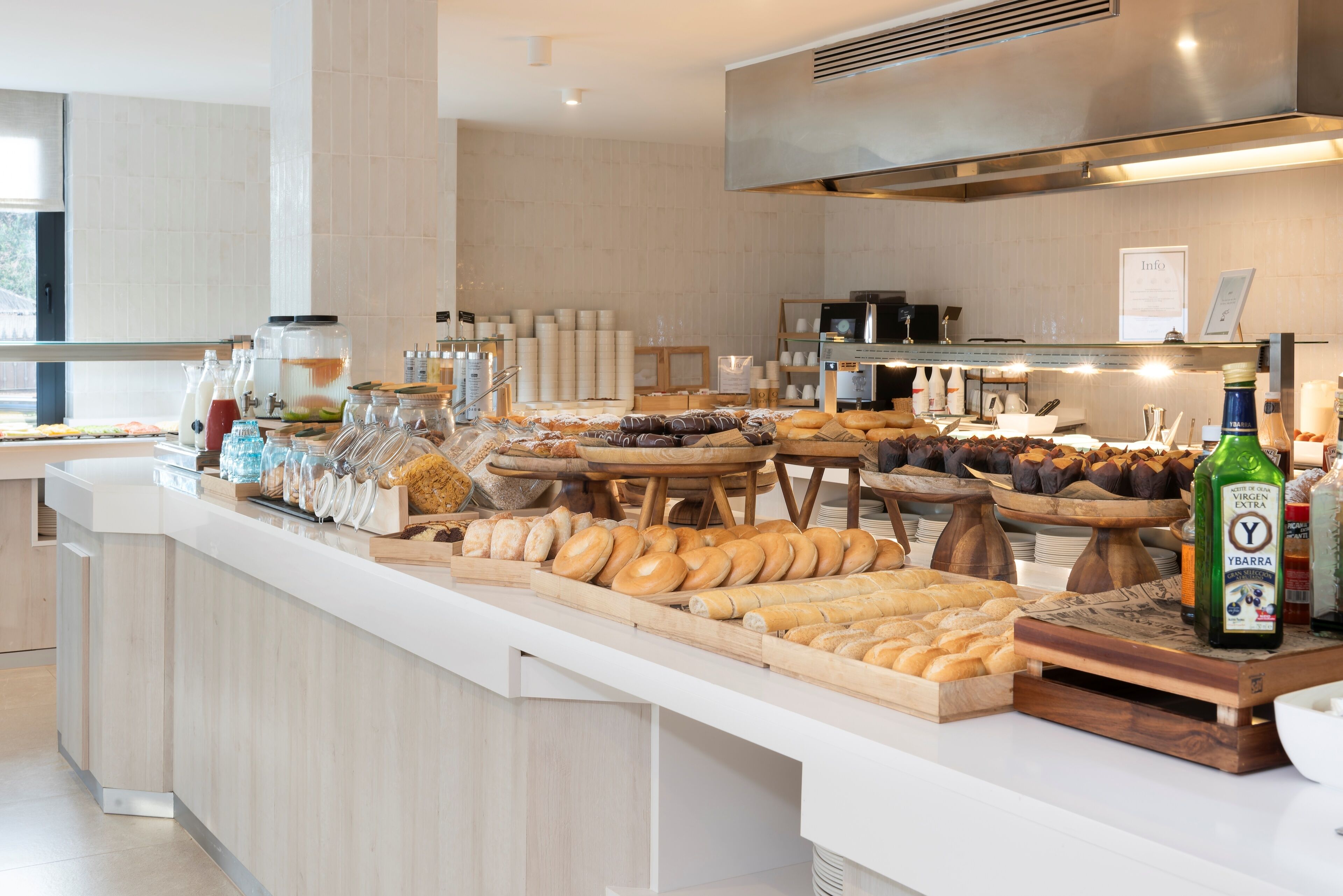Un buffet proposant une variété de pains, de viennoiseries et de boissons.