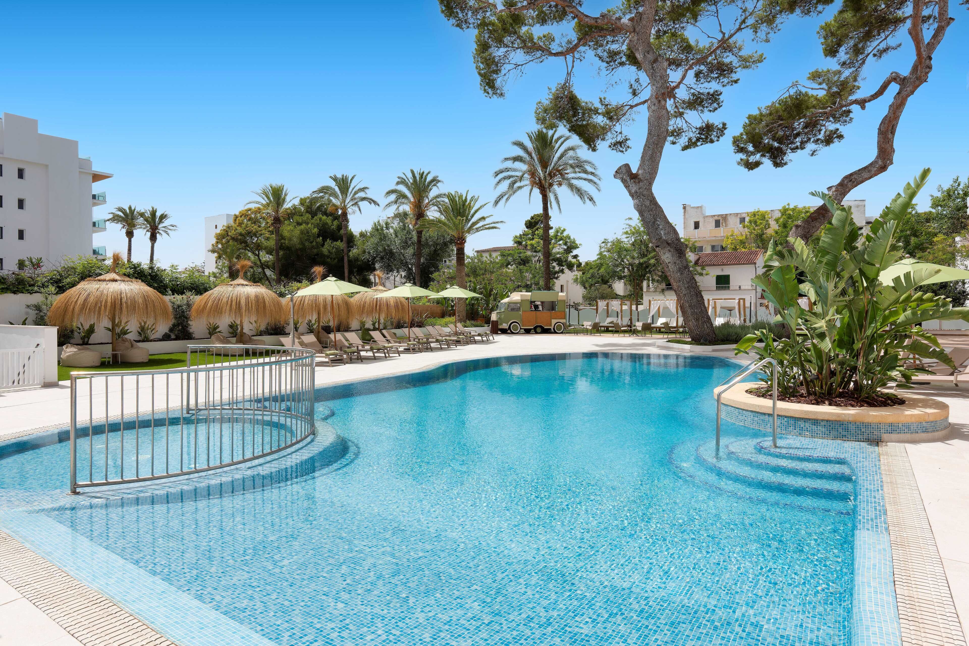 Una piscina al aire libre (de 09:00 a 20:00), sombrillas, tumbonas