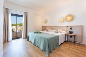 Quarto casal superior, sacada (BRUNCH UNLIMITED) | Edredons de pluma, cofres nos quartos, Wi-Fi de cortesia, roupa de cama