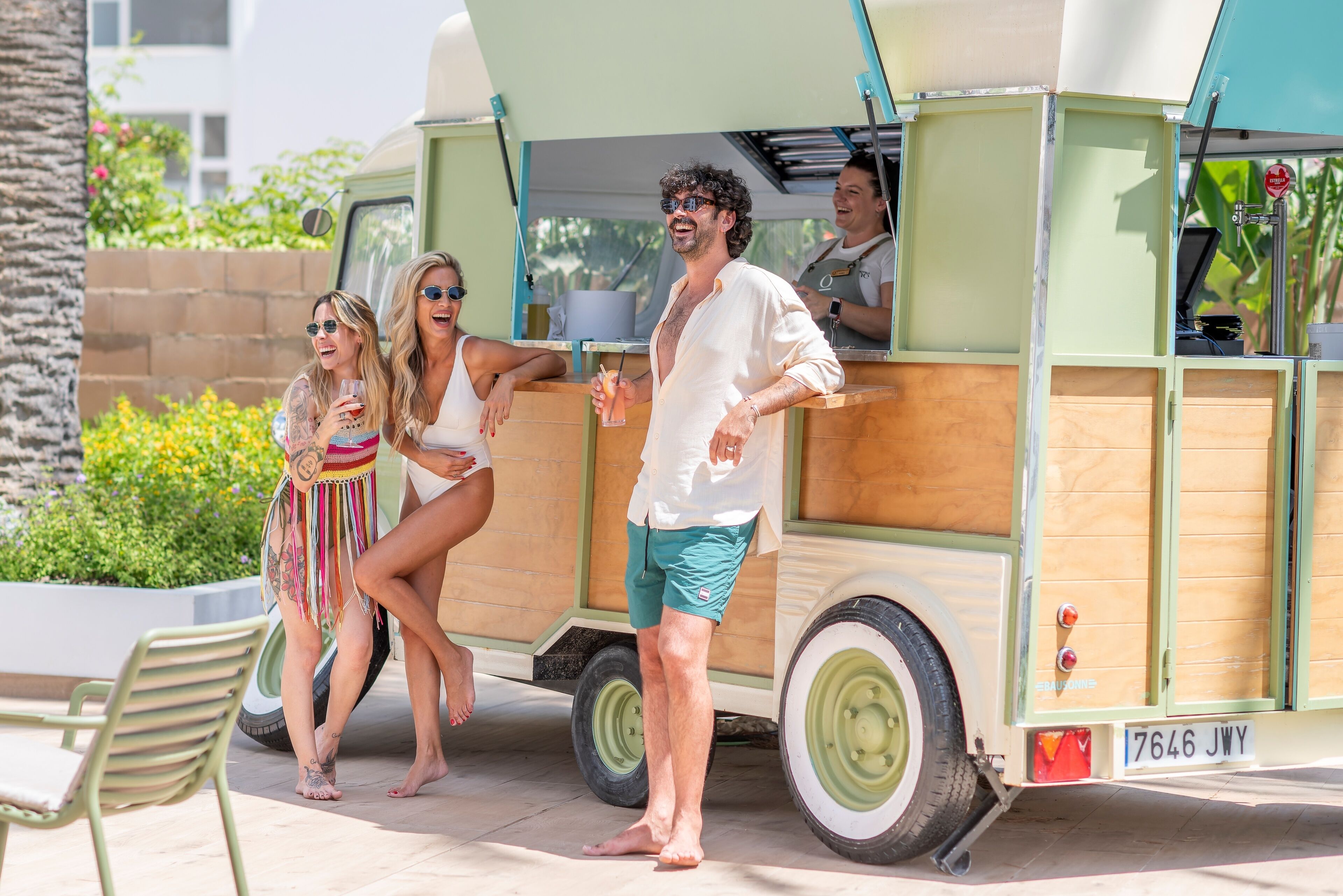 Uma carrinha camper vintage com interior de madeira e uma placa de matrícula.