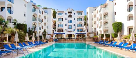 Outdoor pool, sun loungers