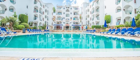 Outdoor pool, sun loungers