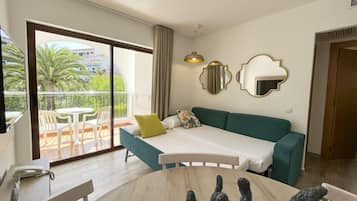 1 soverom, blendingsgardiner og strykejern/-brett