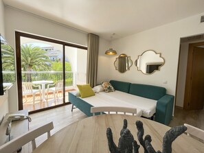 1 soverom, blendingsgardiner og strykejern/-brett