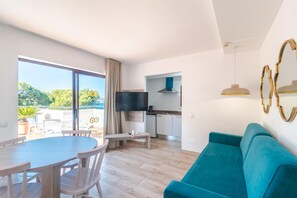 1 habitación, cortinas blackout y tabla de planchar con plancha 