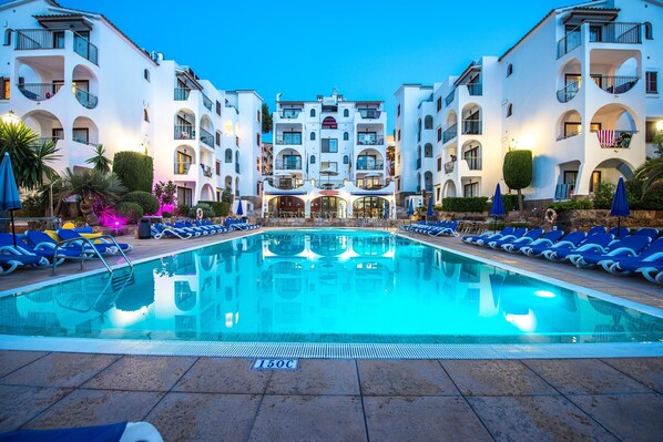 Outdoor pool, sun loungers