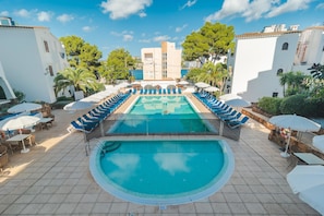 Piscina all'aperto, lettini