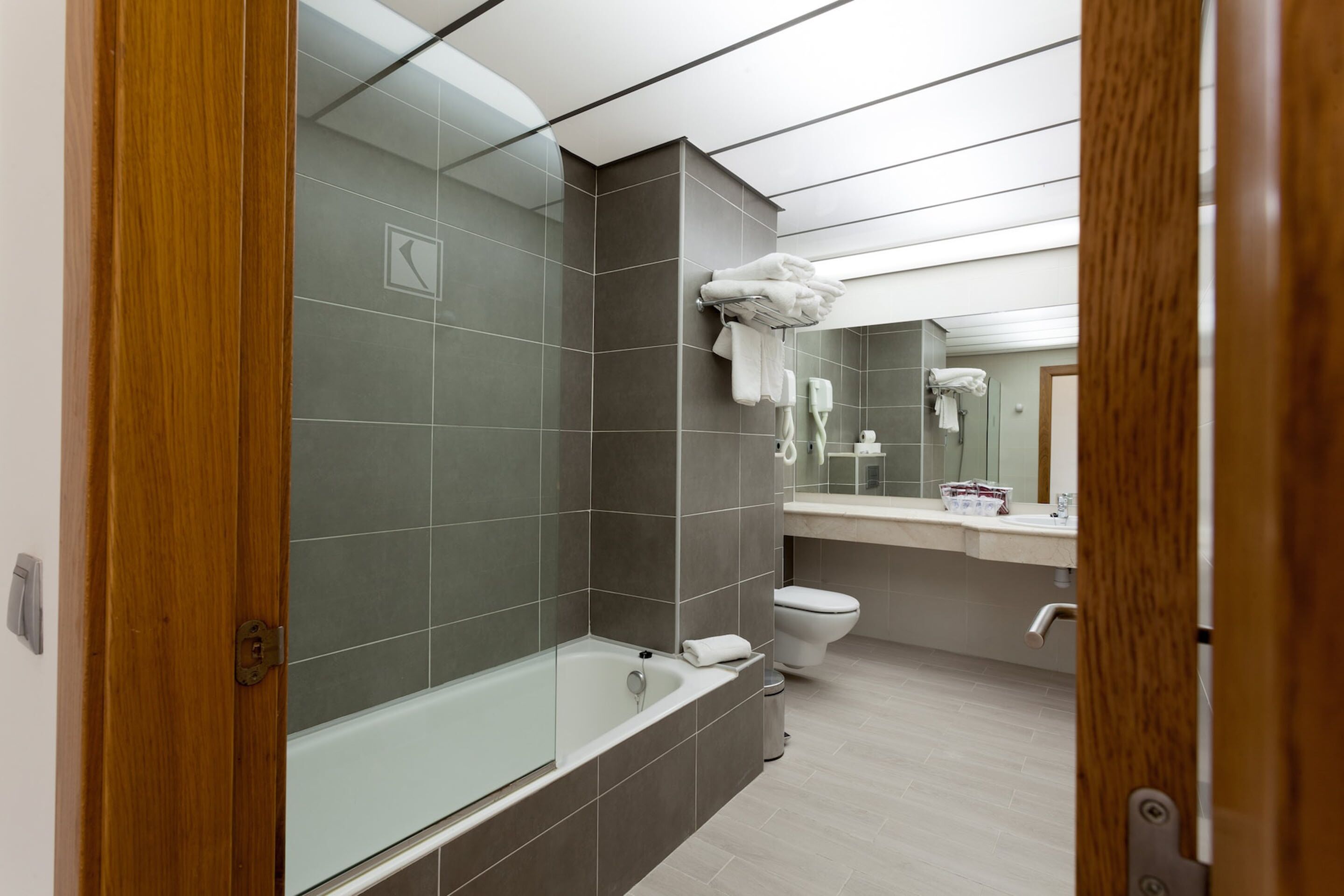 bathtub, deep-soaking bathtub, hair dryer, towels