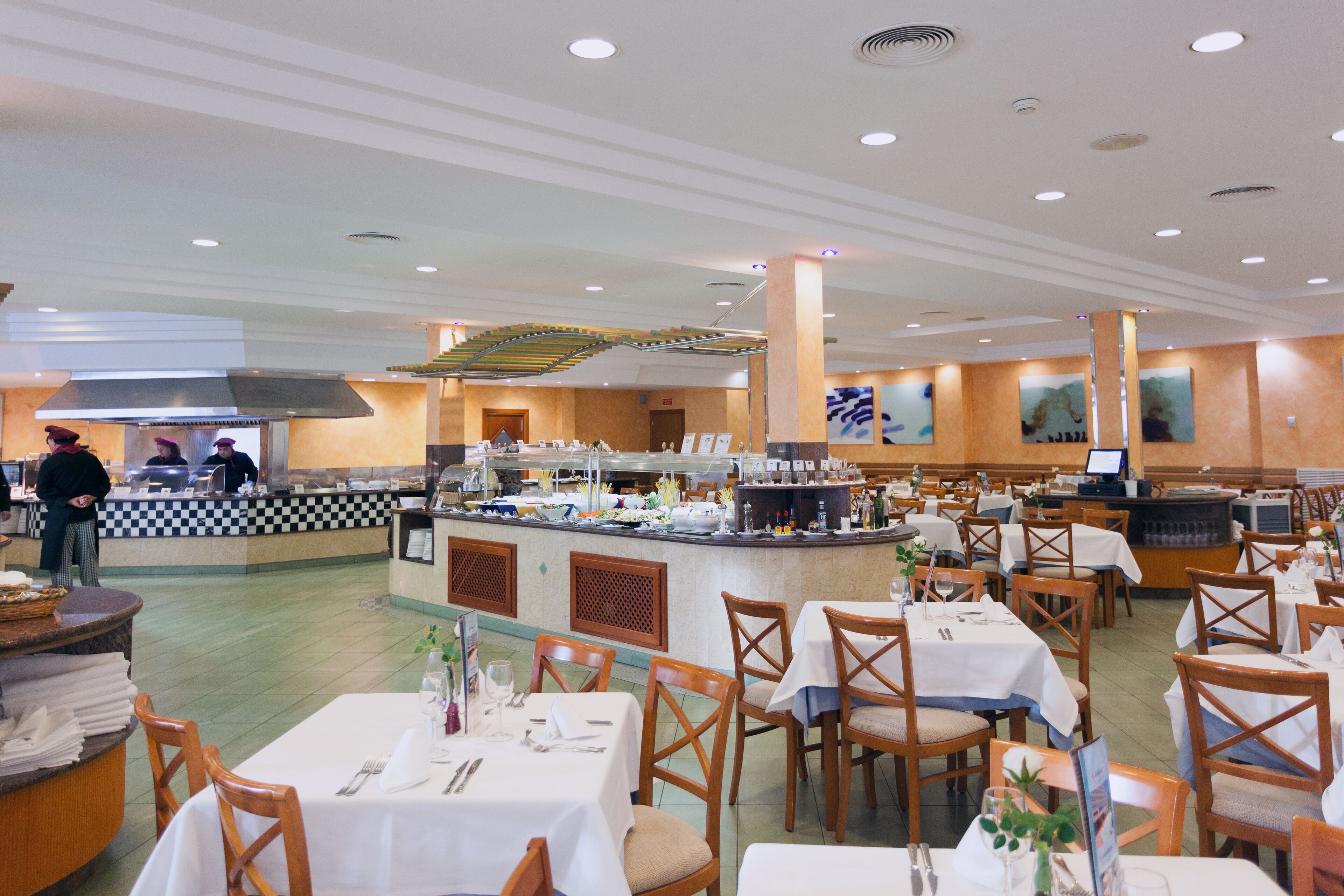 每日供应自助式早餐（每人 EUR 10）