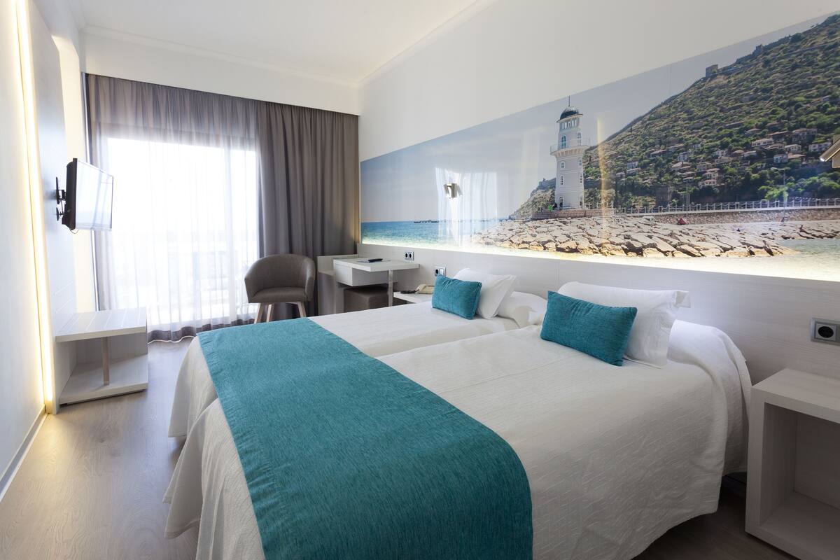 Cubrecamas, minibar, escritorio y cortinas blackout 