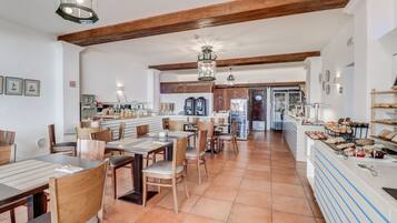 Café da manhã com buffet grátis todos os dias