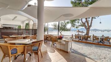 Na praia, areia branca, toalhas de praia, bar na praia