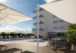 Un espace piscine extérieur moderne, doté de chaises longues, de parasols et d’un coin repas.