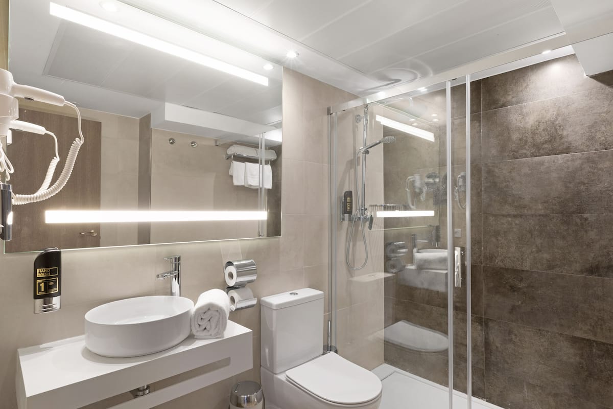 bathtub, free toiletries, hair dryer, towels