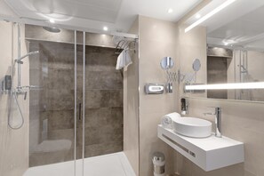 Amenidades de baño gratuitas, secadora de cabello, toallas 