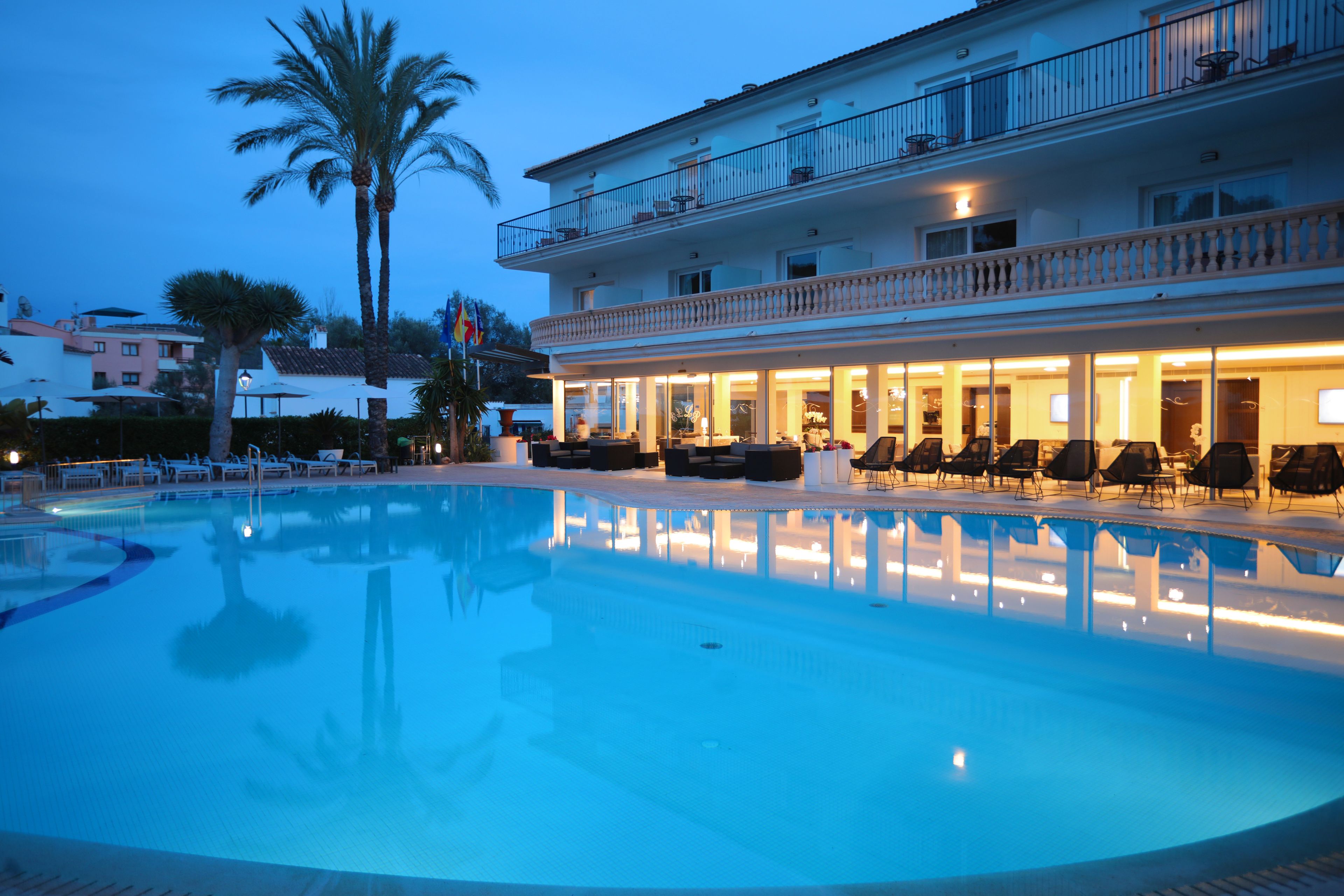 Indoor pool, seasonal outdoor pool, pool umbrellas, sun loungers