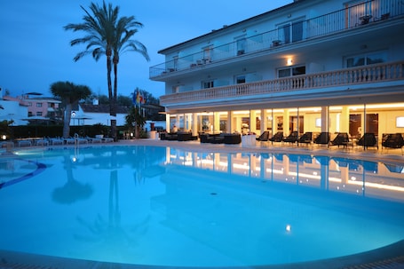 Una piscina techada, una piscina al aire libre de temporada, sombrillas. Hotel La Pergola Mallorca