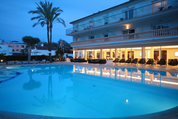 Piscine couverte, piscine extérieure (ouverte en saison)